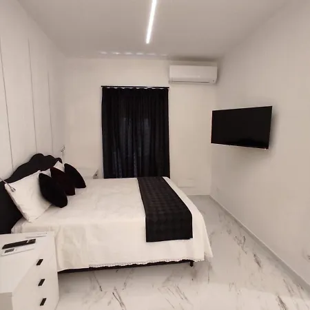Bed & Breakfast Black & White