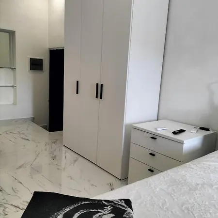 Black & White Bed & Breakfast *