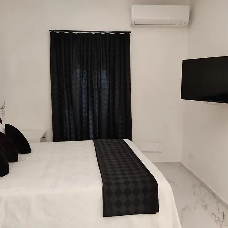 Bed & Breakfast Black & White