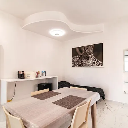 Bed & Breakfast Black & White 3*